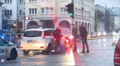 Pre škrabanec na aute putá na ruky. Podľa bývalého funkcionára NAKA bol zásah policajtov v Žiline neadekvátny
