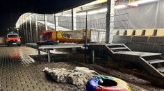 Tragédia v nemeckom ľadovom koryte. Štvorboby zmietol gumový kruh, hlásia jednu obeť a troch zranených