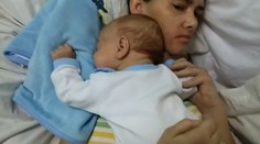 Tehotná žena upadla po nehode do kómy. Prebrala sa po pôrode synčeka