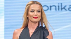 Ďurianová v úlohe modelky. Ukazovanie nohavičiek zrejme nebolo v pláne