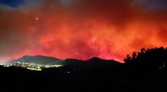 S lesnými požiarmi bojujú aj vo Francúzsku. Evakuovali tisíce ľudí vrátane turistov