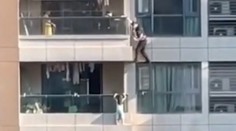 VIDEO: Hasič sa stal hrdinom. Z balkóna zachránil visiace dievčatko