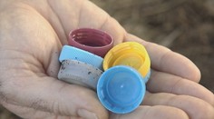 Brusel v rámci ťaženia proti plastom navrhuje zaviesť výrobu fliaš s pripevneným viečkom