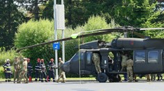 VIDEO: Vodiči zostali v šoku. V centre Bukurešti na kruhovom objazde pristál vrtuľník Black Hawk