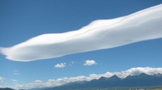 FOTO: Nad Tatrami vznikol neobyčajne vyzerajúci oblak. Stojí na mieste