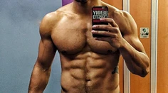 To je telo! Z milého chlapčeka vyrástol urastený sexy chlap