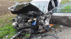 Predbiehanie cez plnú čiaru ich stálo život. Po zrážke pri Trnave je zranené aj dieťa (3)