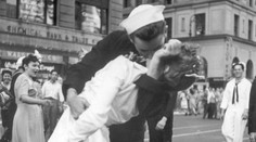 Zomrela sestrička z legendárnej fotografie, ktorá symbolizovala koniec vojny