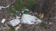 Bordel po zime: Smeti sú aj na stromoch a pri pamätníku si užívajú aj milenci či narkomani