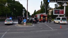 VIDEO: Drzý vodič unikal policajtom v Bratislave. Po náraze do stĺpa auto vzbĺklo