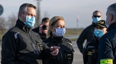 Premiér nevylúčil prísnejšie opatrenia a zdôraznil, aby sa ľudia nespoliehali, že im rúška zabezpečí štát