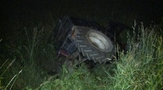 Traktoristu v lese pri Slovinkách privalil traktor, zraneniam podľahol