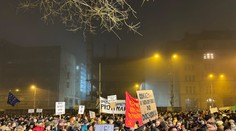 V Bratislave opäť proti Ficovej vláde protestovali tisíce ľudí. Zaplavili Námestie SNP
