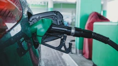 Benzín a nafta opäť zdraželi. Na pozadí však prebieha iný zaujímavý súboj