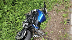 Motorkár dostal šmyk a vrazil do auta, motorka letela vzduchom desiatky metrov