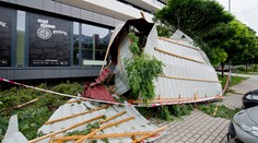 Západné Slovensko zasiahla silná búrka