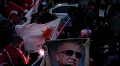 Úradujúci turecký prezident Erdogan zatiaľ tesne vedie. O víťazovi zrejme rozhodne druhé kolo