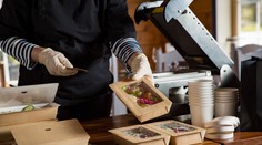 Porušujú zákon? Mnohé reštaurácie si pri jedle so sebou účtujú aj extra sumu za obal