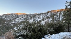 V horách v Kalifornii sa stratil známy britský herec. Pátranie komplikuje nepriaznivé počasie