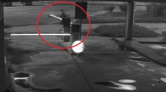 Pohádal sa s dievčaťom a zlosť si vybil na rampe. Všetko zachytila bezpečnostná kamera