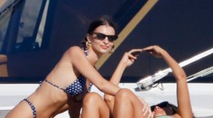 Modelka vystrkovala zadok v bikinách. Veď jej vyliezla polovica intímnych partií