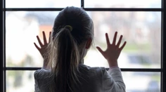Ako policajti vypočúvajú dieťa, ktoré sa stalo obeťou násilného trestného činu? Nemôže to robiť hockto a hocikde
