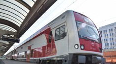 Cestujúci z okolia Bratislavy ostro kritizujú nový vlakový grafikon. Tvrdia, že cestujú ako dobytok