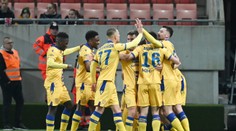 VIDEO: „Nové“ derby zahájil výkop najstaršieho permanentkára. Na Žitnom ostrove sa tešila Dunajská