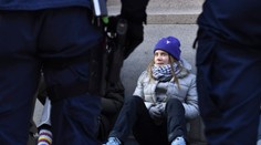 Gretu Thunbergovú a ďalších aktivistov odviedli od vchodu do švédskeho parlamentu