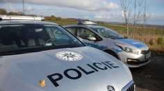 Po vlámaní sa skryl v susedstve, kde sa hral s ukradnutým laptopom. Polícia ho našla podľa stôp v snehu