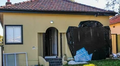 Obézneho 300-kilovému muža museli z domu doslova „vysekať"