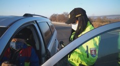 Policajti kontrolujú doklady na cestách aj v uliciach. Takto to vyzeralo v stredu