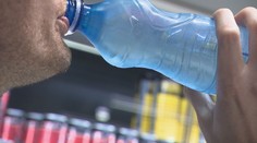 Zjesť či vypiť niečo pred zaplatením? Reťazce to mnohokrát mlčky tolerujú