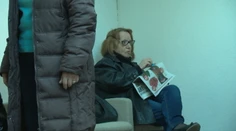 Žena oklamala ľudí o milióny. Teraz stojí pred súdom