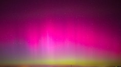 OBRAZOM: Polárnu žiaru bolo vidieť aj v Bratislave. Pozrite si najlepšie fotky našich čitateľov z celého Slovenska