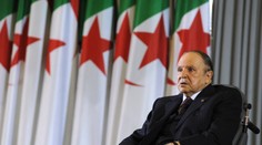 Buteflika po protestoch rezignoval na post prezidenta Alžírska. Hlavou štátu bol 20 rokov