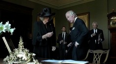 VIDEO: Aj on je len človek. Kráľovi Karolovi III. praskli nervy pre tečúce atramentové pero