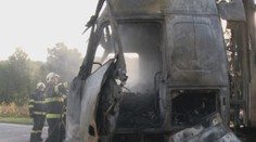 Horiaci kamión zablokoval hlavný ťah pri Prešove. Na obchádzke potom havaroval nákladiak