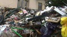 V Trenčíne vtrhli ťažké mechanizmy do vily zapratanej smetím