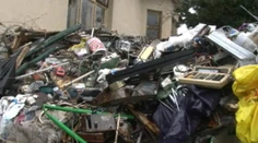 V Trenčíne vtrhli ťažké mechanizmy do vily zapratanej smetím