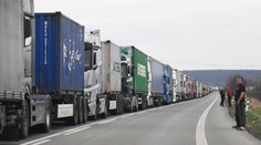 Dopravné peklo pred hraničným priechodom Vyšné Nemecké, v rade stojí vyše tisíc kamiónov