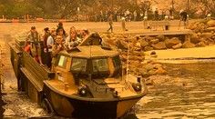 Armáda začala evakuáciu mesta Mallacoota obkľúčeného ohňom