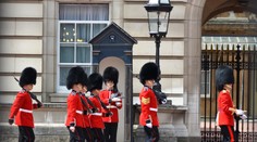 Na fotky s britskou strážou zabudnite! Boja sa teroristov
