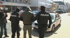 Majiteľa potravín surovo dobili traja lupiči, v aute viezol tržbu z obchodu