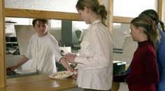 Zo školských obedov sa stala návnada pre voličov. Už to skúša aj ďalšia strana