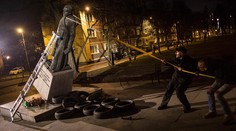 Poľský súd oslobodil mužov, ktorí strhli sochu kňaza podozrivého zo sexuálneho zneužívania