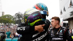 Mercedes v Brazílii konečne s triumfom, no nie od Hamiltona. F1 má nového víťaza