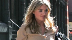 Na obrovské prsia Kate Upton ani blúzka nestačí