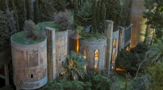 VIDEO: Starú cementáreň premenil na dom snov. Interiér vám vyrazí dych