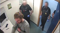 Policajti prepustili schizofrenika bez prehliadky. Ešte v ten deň zabil kladivom troch ľudí